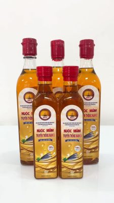 Buổi sáng bình yên tại làng nghề nước mắm Nam Ô - Sự tỉ mỉ trong khâu đóng chai nước mắm thủ công