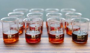 Phân biệt sự khác nhau giữa nước mắm truyền thống và nước mắm công nghiệp dựa vào độ đạm